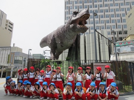 福井駅前に大きな恐竜！